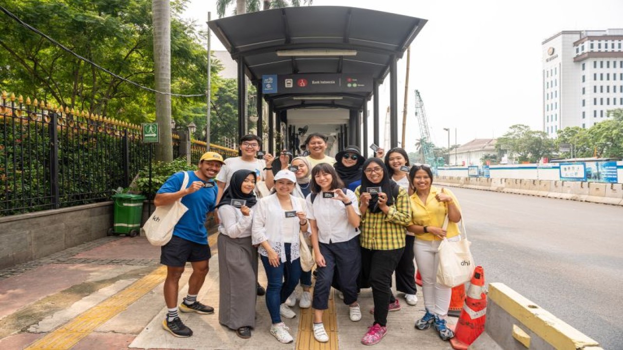 tiket.com turut meramaikan semarak hari ulang tahun DKI Jakarta ke-496 bersama komunitas Dari Halte Ke Halte lewat kegiatan "HalTeman Tiket". (ANTARA/HO/tiket.com)