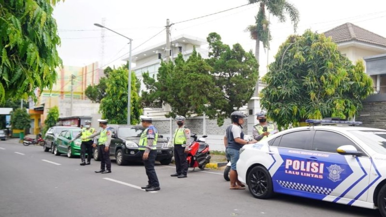 Petugas Satuan Lalu Lintas Polres Madiun Kota memberlakukan tilang manual dengan menggelar patroli di sejumlah titik lokasi rawan pelanggaran lalu lintas, salah satunya di Jalan Sulawesi Kota Madiun, Jatim, Kamis (8/6/2023). ANTARA/HO-Diskominfo Kota Madiun