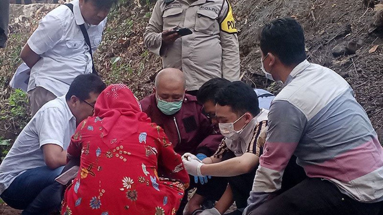 Tim Inafis Satreskrim Polresta Banyumas bersama Tim Puskesmas Purwokerto Selatan mengumpulkan benda diduga tulang manusia yang ditemukan warga saat meratakan tanah bekas kolam di Kelurahan Tanjung RT 01 RW 04, Kecamatan Purwokerto Selatan, Kabupaten Banyumas, Kamis (15/6/2023) sore. ANTARA/Sumarwoto