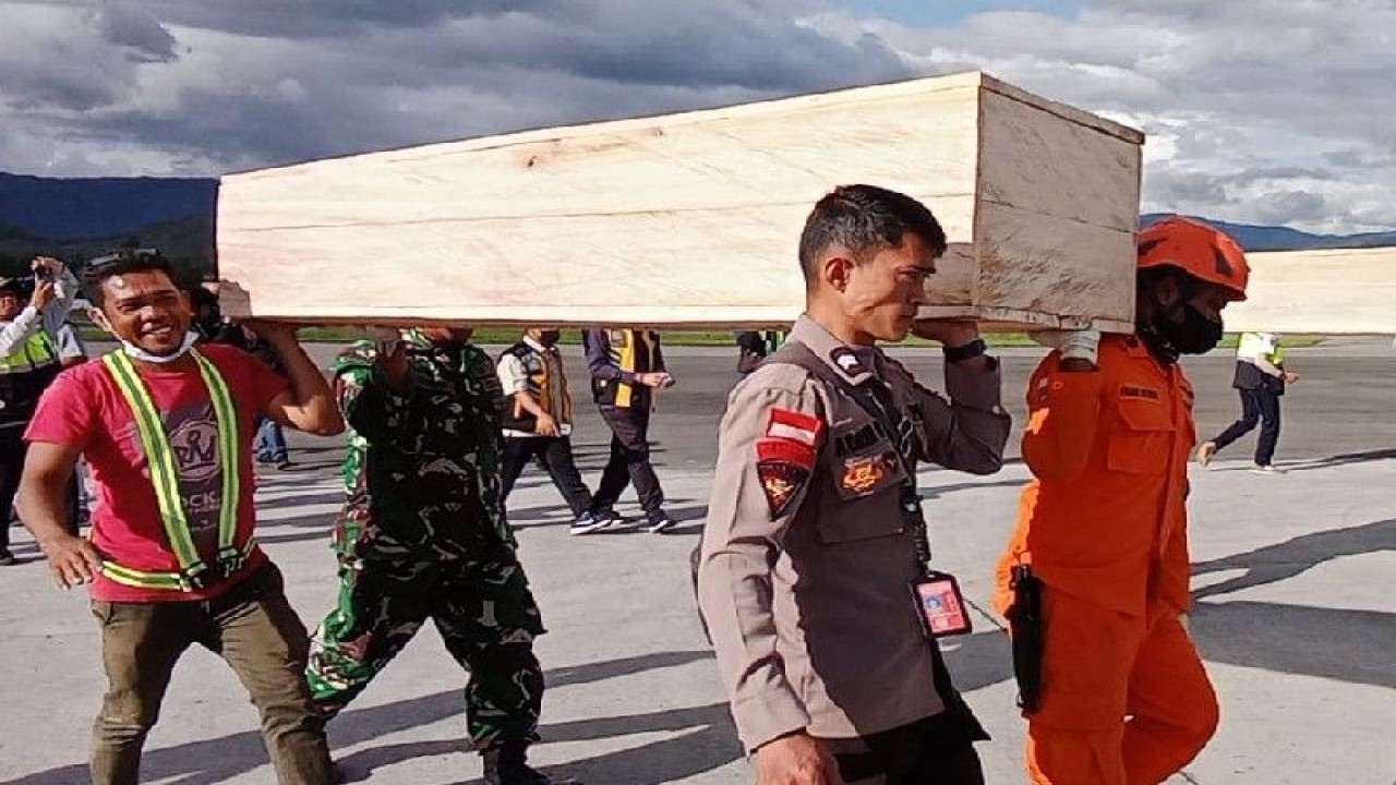 Tim SAR gabungan saat mengevakuasi jenazah pesawat naas menuju Jayapura menggunakan pesawat cargo Trigana, Selasa (27/6). (ANTARA/HO/SAR)