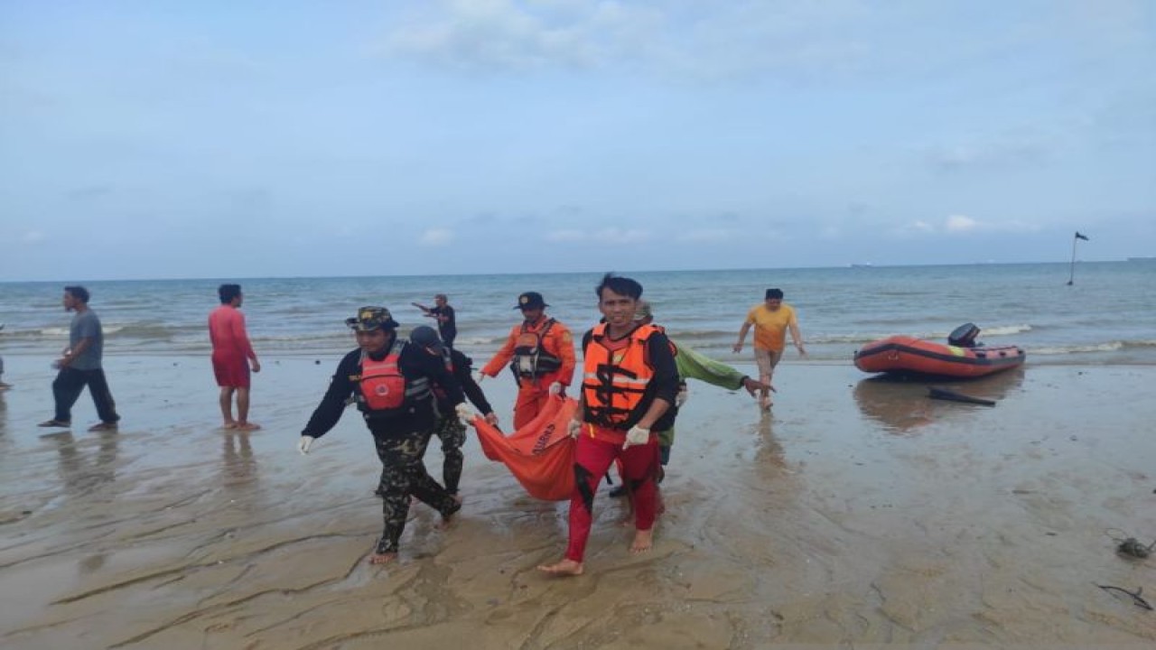 Proses evakuasi yang dilakukan tim gabungan setelah menamukan jasad remaja yang tenggelam di Perairan Tanjungkalian, Mentok, Bangka Barat, Rabu (7/6/2023). (ANTARA/HO-Polres Bangka Barat)