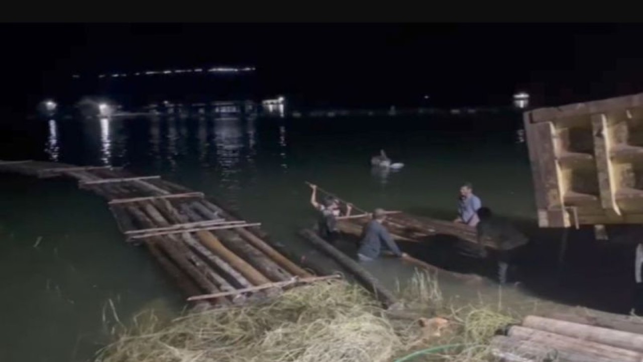 Tim gabungan saat mengevakuasi ratusan kayu balak ilegal diduga hasil pembalakan liar di Kampar. ANTARA/Tangkapan layar.