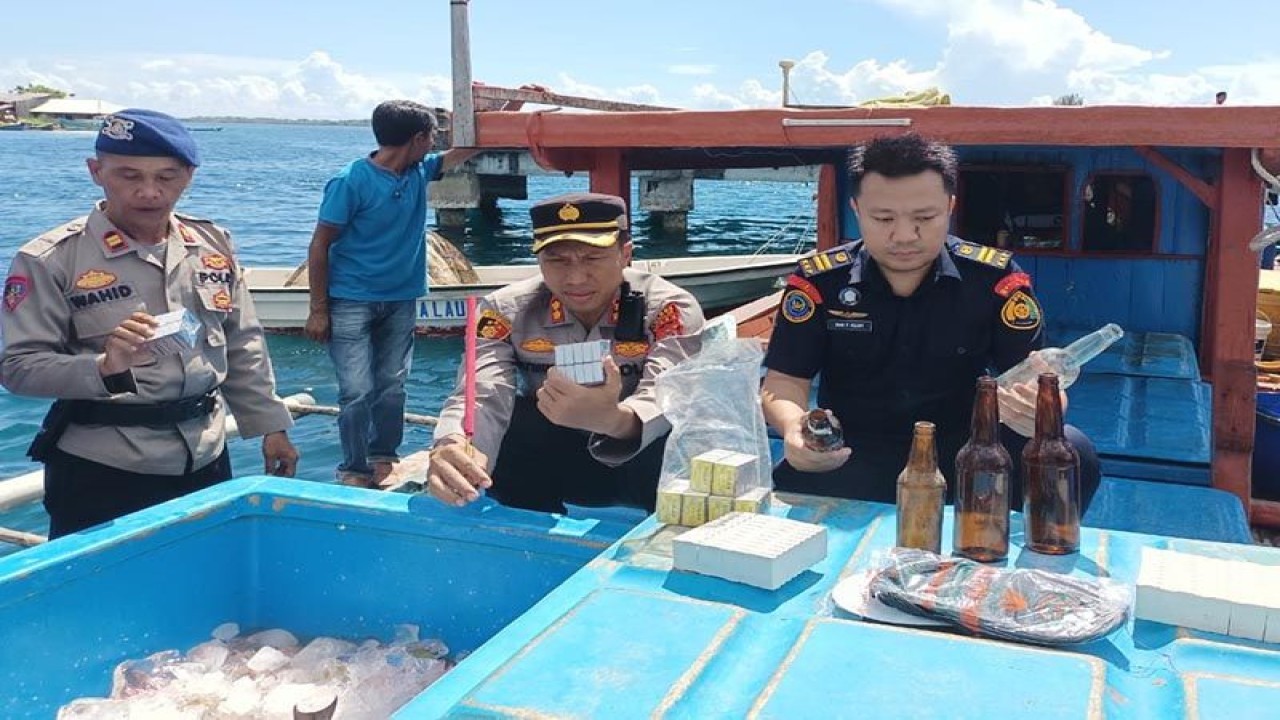 Kapolres Simeulue AKBP Jatmiko (dua dari kanan) memeriksa barang bukti pengeboman ikan di Simeulue, Aceh, Jumat (9/6/2023). ANTARA/HO/Humas Polres Simeulue