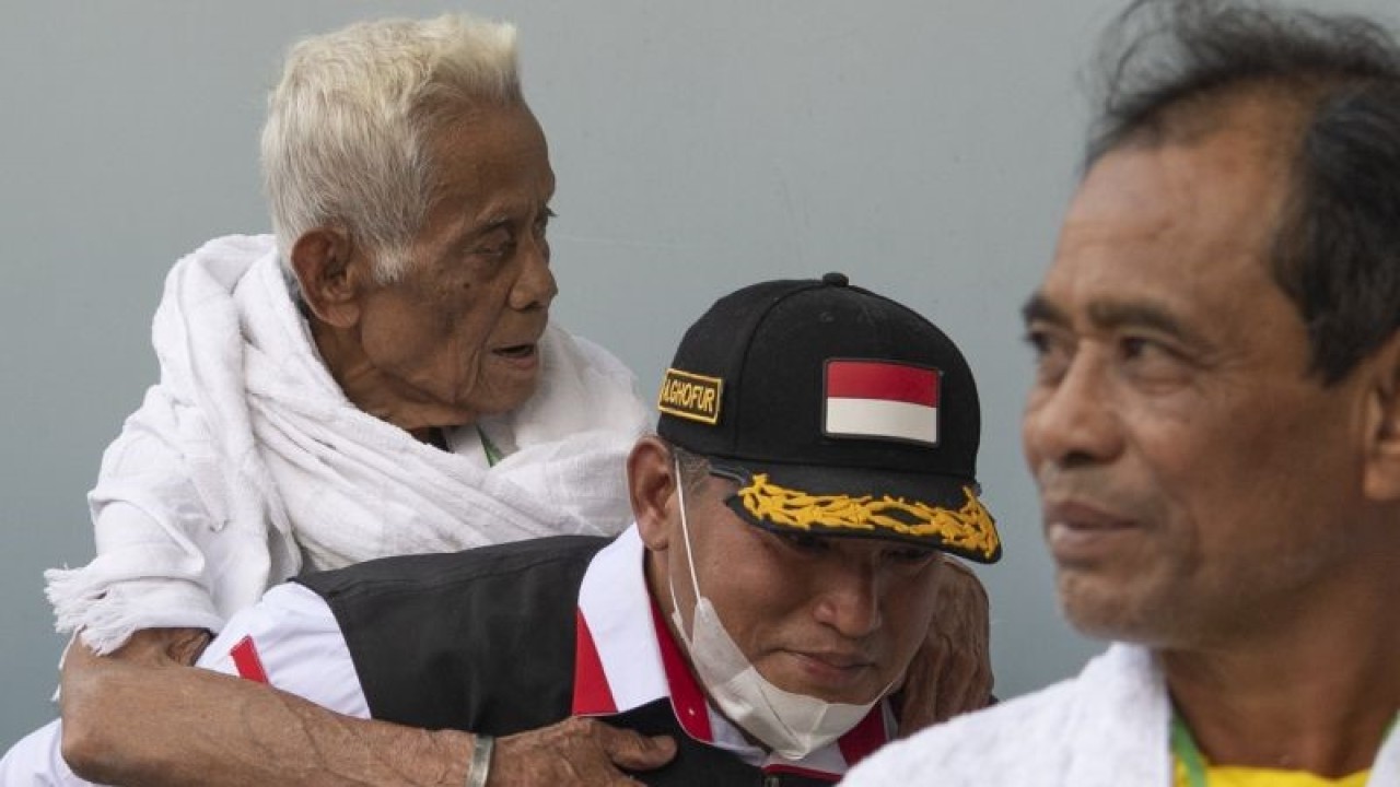 Petugas menggendong jamaah calon haji kloter SOC 47 turun dari bus setibanya di hotel sektor 7 Afaq Almashaeir di Mekah, Arab Saudi, Kamis (8/6/2023). ANTARA FOTO/WAHYU PUTRO A.
