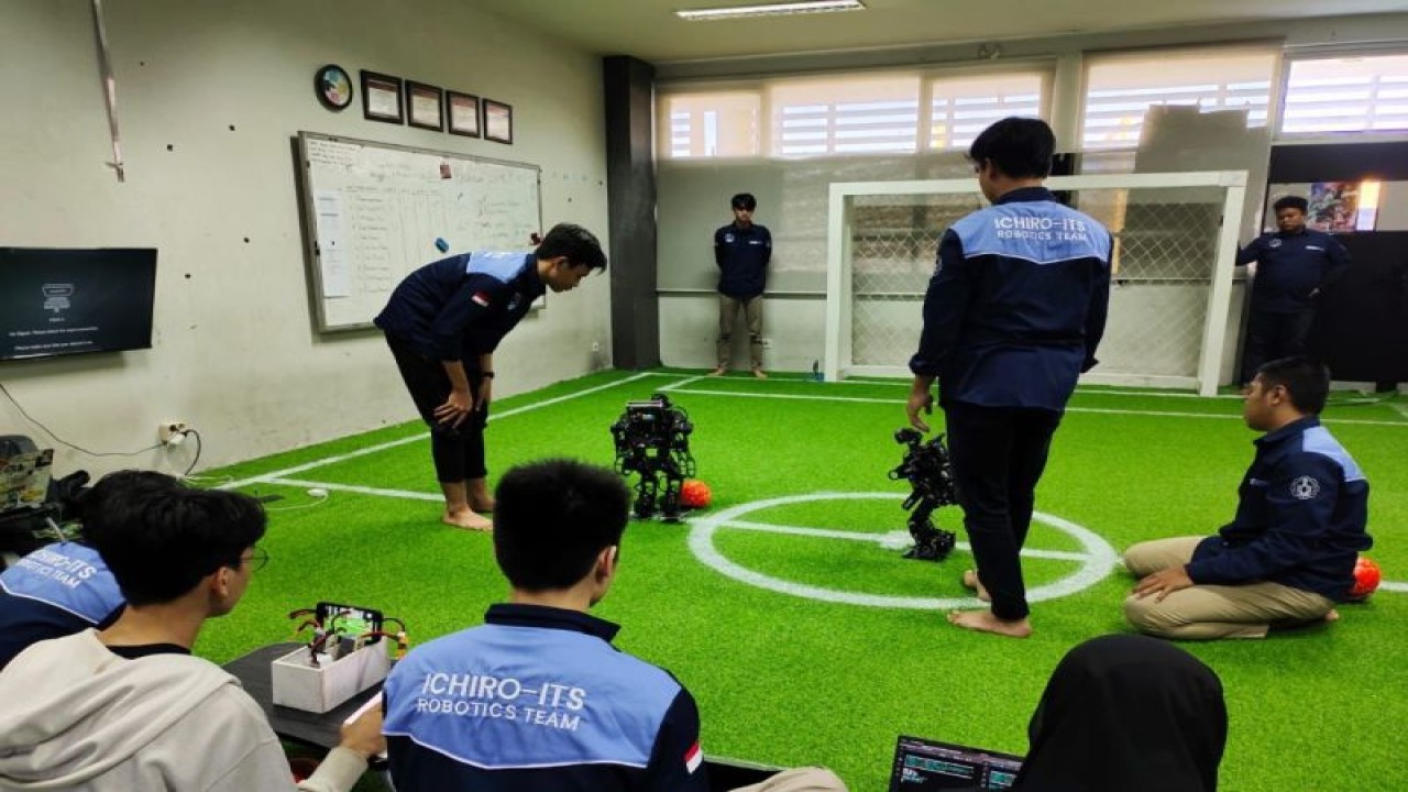 Tim robot Ichiro ITS saat berlaga di ajang KRI Wilayah II 2023 untuk kategori Kontes Robot Sepak Bola Indonesia (KRSBI) Humanoid. (ANTARA/HO-Humas ITS)