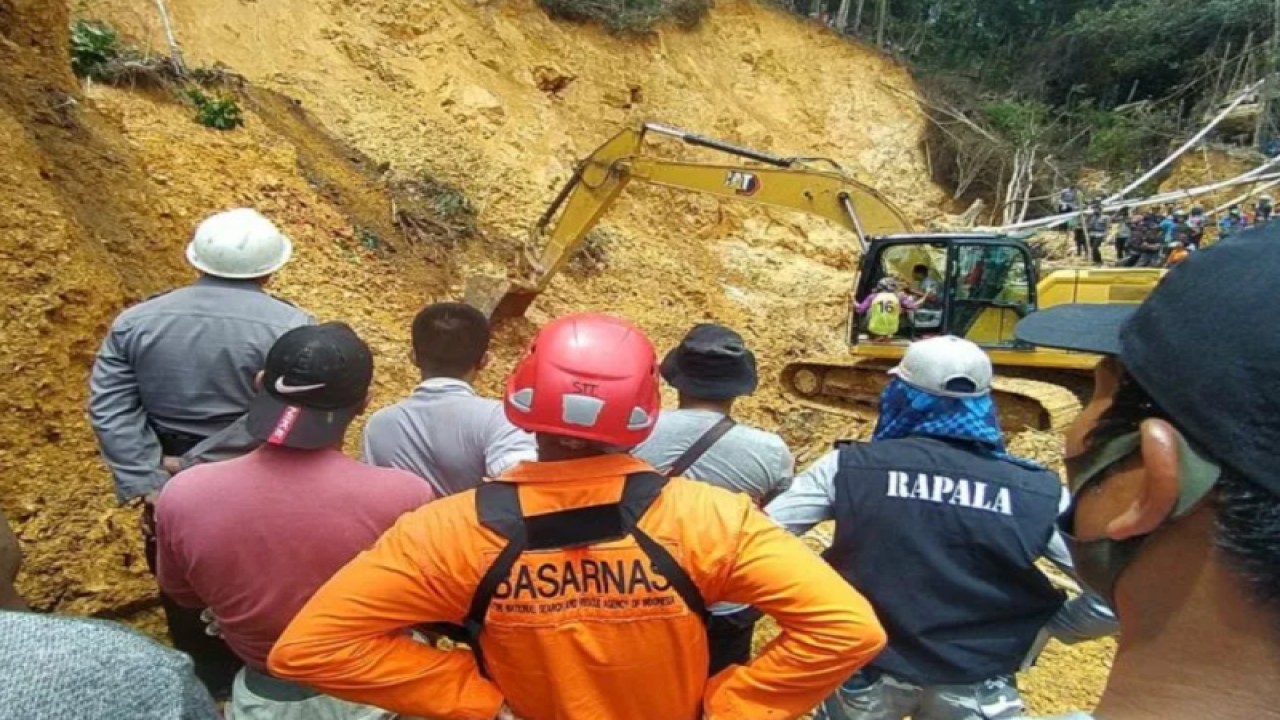Tim SAR gabungan saat melakukan pencarian korban di kawasan PETI Kabupaten Bengkayang beberapa waktu lalu. (ANTARA/Ho)