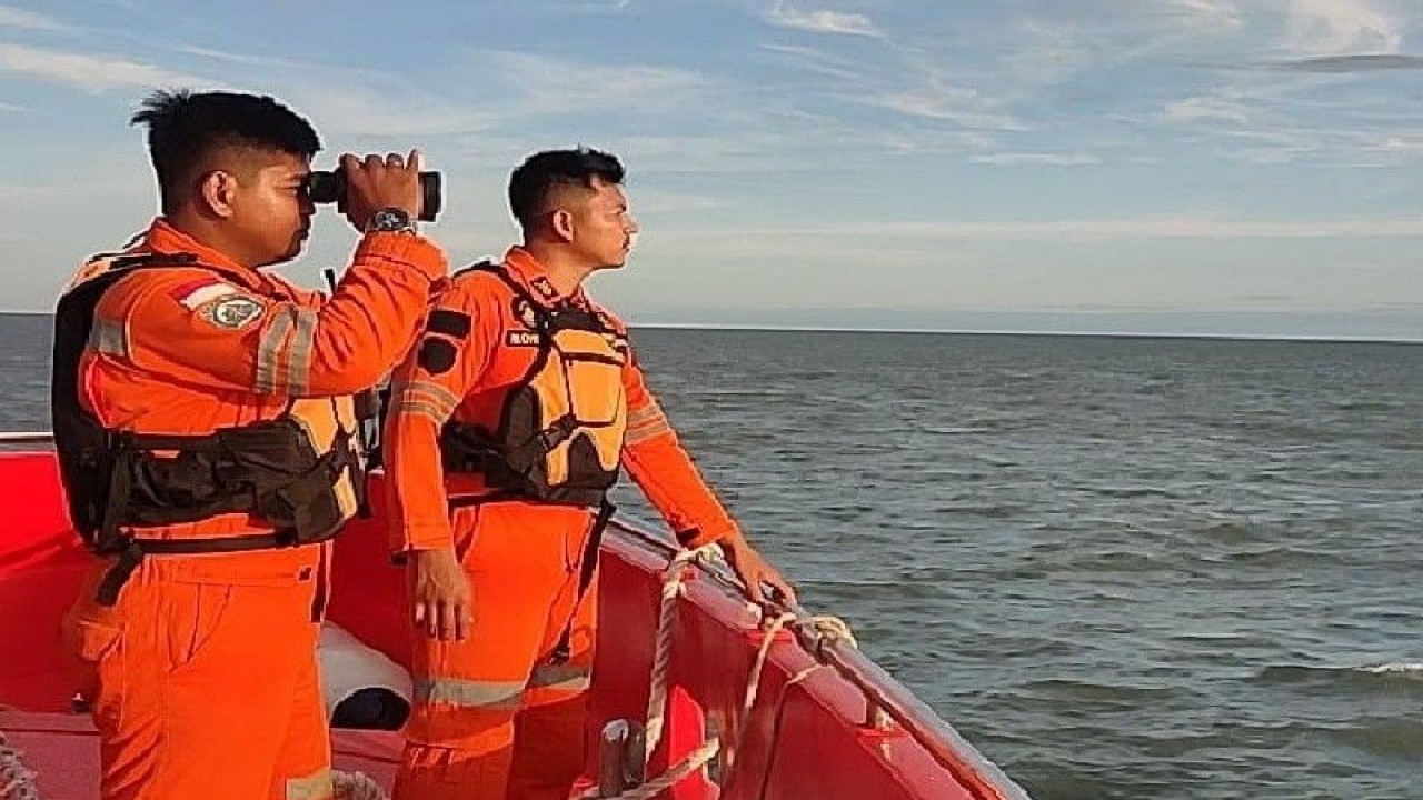 Tim SAR saat melakukan pencarian terhadap KM Farida Indah yang dilaporkan hilang kontak saat menuju Asmat, Kamis (22/06/2023). (ANTARA/HO/SAR Timika)