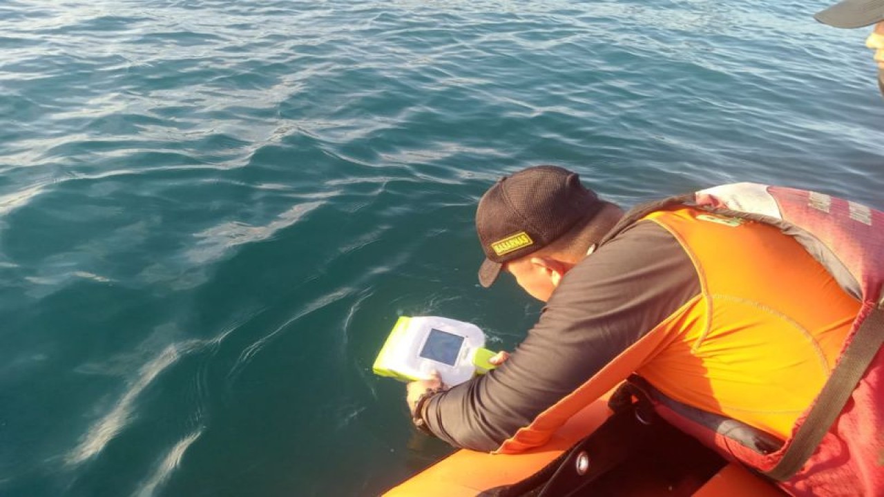 Tim SAR gabungan Mataram mencari pemancing yang diduga hilang tenggelam di laut Bima, Nusa Tenggara Barat. (ANTARA/Humas SAR Mataram)