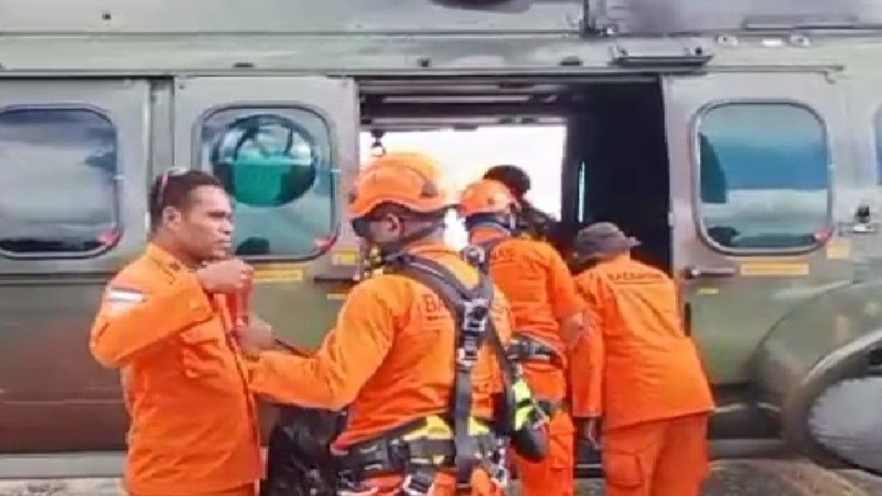 Tim SAR gabungan dengan menggunakan helikopter Caracal milik TNI-AU diturunkan di sekitar TKP dengan menggunakan tali atau rapling guna mengevakuasi penumpang dan crew pesawat PK-SMW dari pedalaman Poik, Kabupaten Yalimo, Papua Pegunungan. (ANTARA/HO/SAR Jayapura)