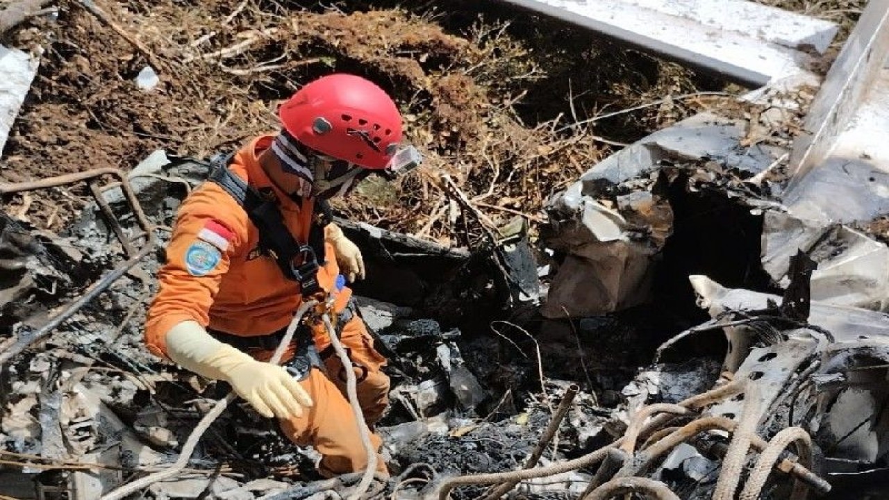 Tim SAR gabungan saat berada di sekitar reruntuhan pesawat PK-SMW yang mengalami kecelakaan saat menuju Poik, Kabupaten Yalimo, Papua Pegunungan. (ANTARA/HO/SAR Jayapura)