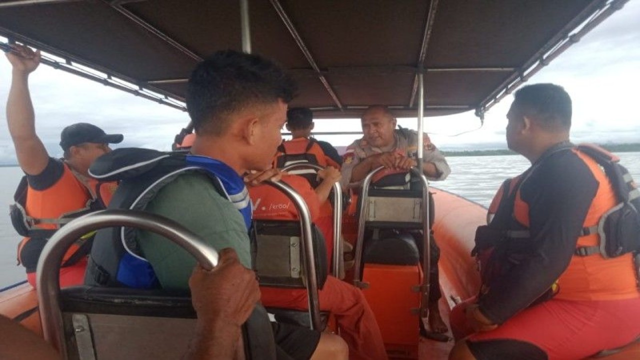 Tim SAR gabungan saat menyelatkan 9 orang guru di perairan Pulau Pepaya dan Nuburi wilayah Nabire, Papua Tengah pada Kamis (15/6/2023). ANTARA/HO- HUMAS Tim SAR Nabire