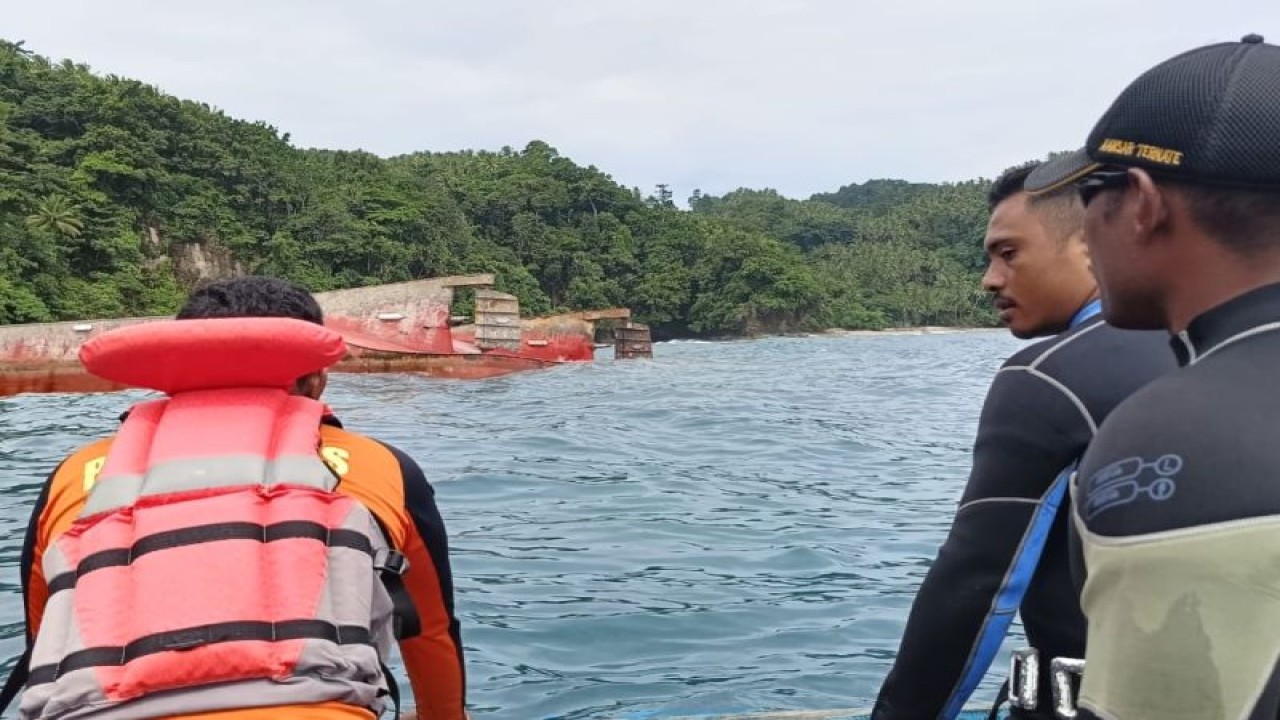 Tim SAR Gabungan terus melakukan upaya pencarian terhadap Nahkoda dan Juru Masak Kapal LCT Bahana Putra GT 302 yang tenggelam di perairan Pulau Batang Dua, Kamis (22/6/2023). ANTARA/Abdul Fatah (Abdul Fatah)