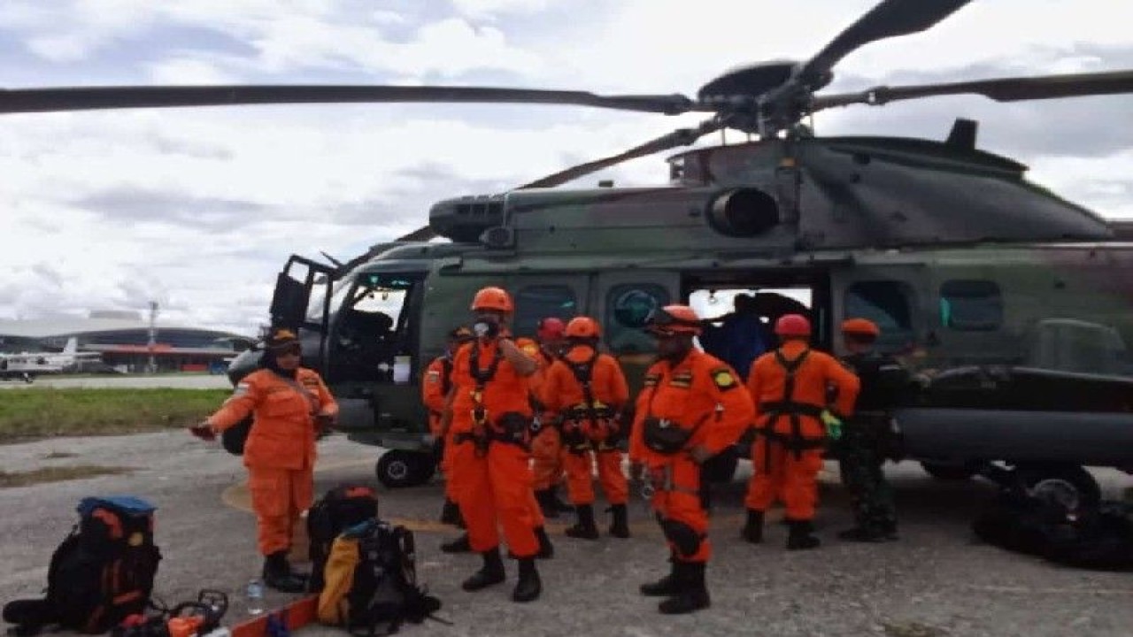Tim SAR gabungan dikerahkan ke lokasi pesawat PK SMW yang mengalami kecelakaan saat terbang dari Elelim-Poik, Jumat (23/6) (ANTARA/HO/SAR Jayapura)
