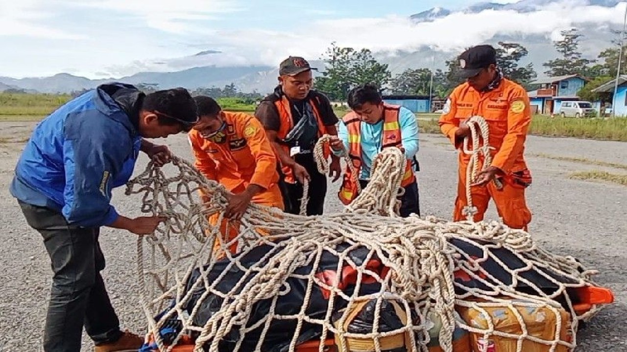 Tim SAR gabungan mempersiapkan berbagai peralatan yang akan digunakan dalam proses evakuasi pesawat PK-SMW yang alami kecelakaan dalam penerbangan ke Poik, Kabupaten Yalimo, Papua Pegunungan. (ANTARA/HO/SAR Jayapura)