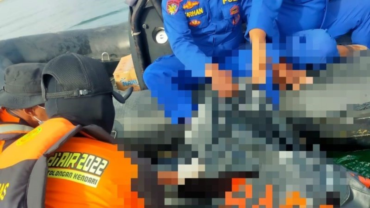 Tim Sar Gabungan saat mengevakuasi jenazah korban. (Antara/La Ode Muh Deden Saputra)