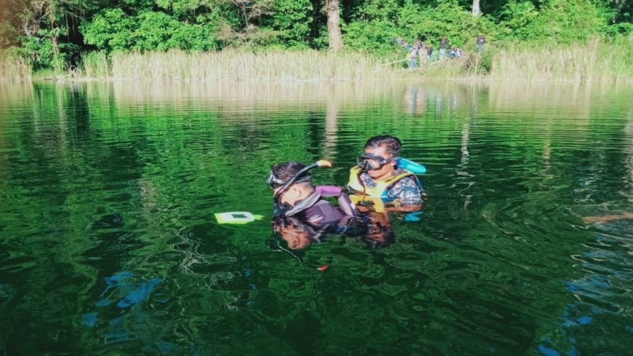Tim SAR Gabungan melakukan pencarian remaja yang tenggelam di Danau Rana Kulan, Desa Rana Kulan, Elar, Manggarai Timur, NTT, Senin (19/6/2023). (ANTARA/HO-Basarnas Maumere)