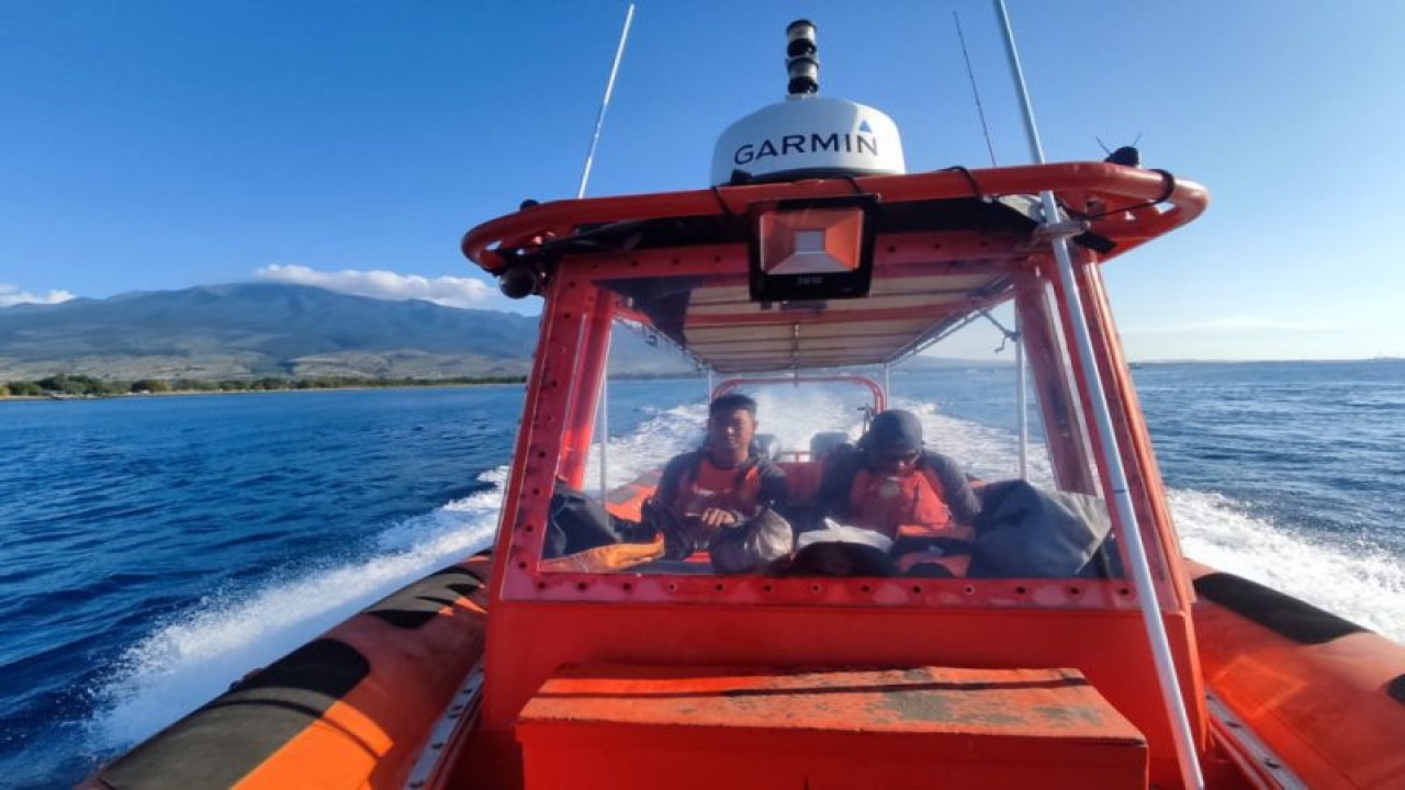 Tim SAR gabungan Mataram, Nusa Tenggara Barat, saat melakukan pencarian terhadap korban tenggelam di Pantai Tanjung Menangis, Lombok Timur (ANTARA/Humas SAR Mataram)