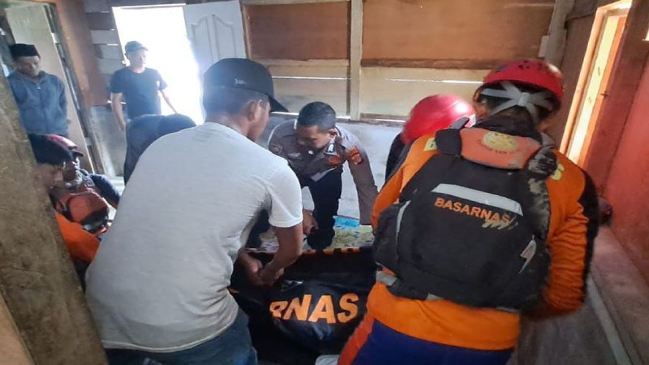 Tim SAR mengevakuasi korban tenggelam di Indrapuri. Kabupaten Aceh Besar, Senin (5/6/2023). ANTARA/HO-Humas Basarnas Banda Aceh