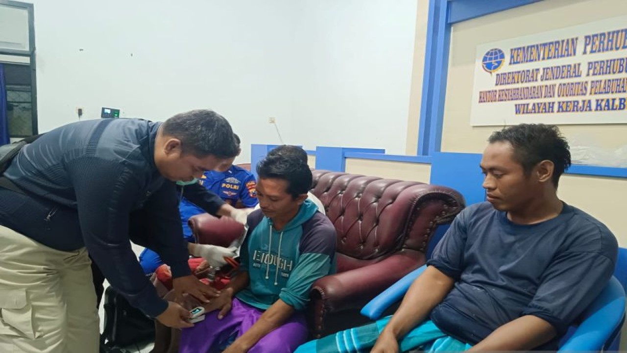 Tiga awak KLM Tunas Abadi yang tenggelam di Selat Madura diperiksa kesehatannya setelah berhasil dievakuasi ke Pelabuhan Kalbut Situbondo, Jatim, Kamis (8/6/2023) malam. ANTARA/Novi Husdinariyanto