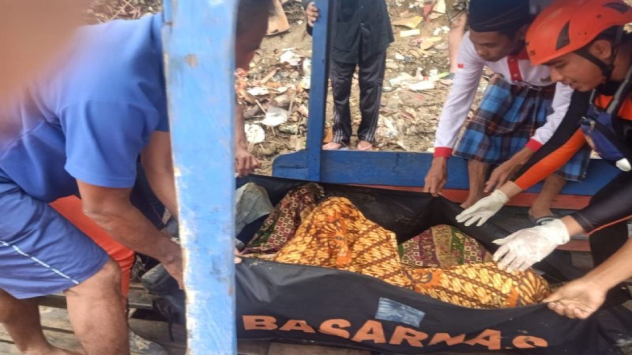 Anggota tim SAR melakukan evakuasi korban tenggelam di Sungai Ale Kabupaten Tebo, Jambi, Selasa (6/6/2023). (ANTARA/HO-Basarnas Jambi)