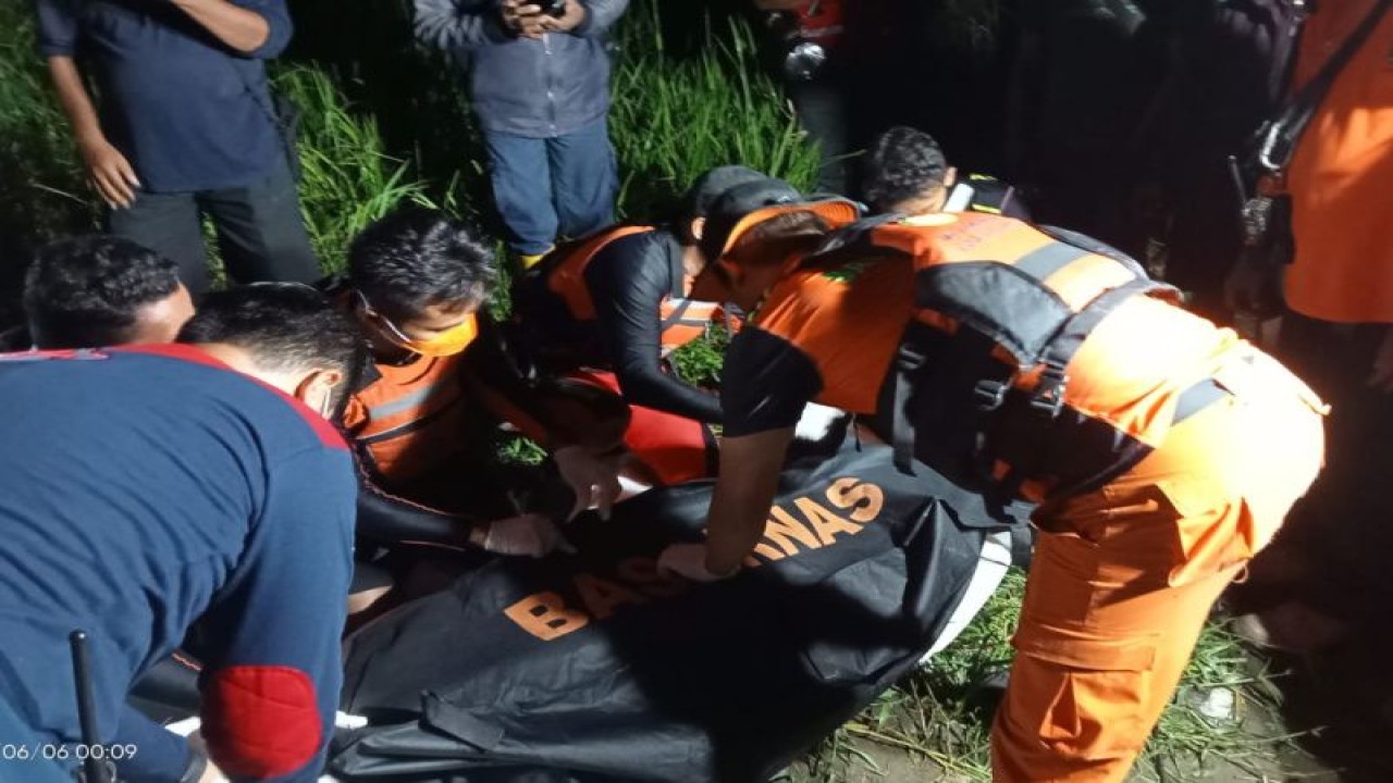 Evakuasi korban tenggelam di Sungai Progo Kabupaten Bantul, Daerah Istimewa Yogyakarta, oleh Tim SAR Gabungan, Selasa (6/6/2023) dini hari. (ANTARA/HO-Humas Basarnas Yogyakarta)