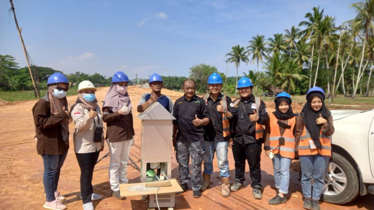 Tim UPTD Laboratorium DLHK Provinsi Bengkulu saat melakukan pemeriksaan kadar air dan udara di kawasan Danau Dendam Tak Sudah. ANTARA/Anggi Mayasari