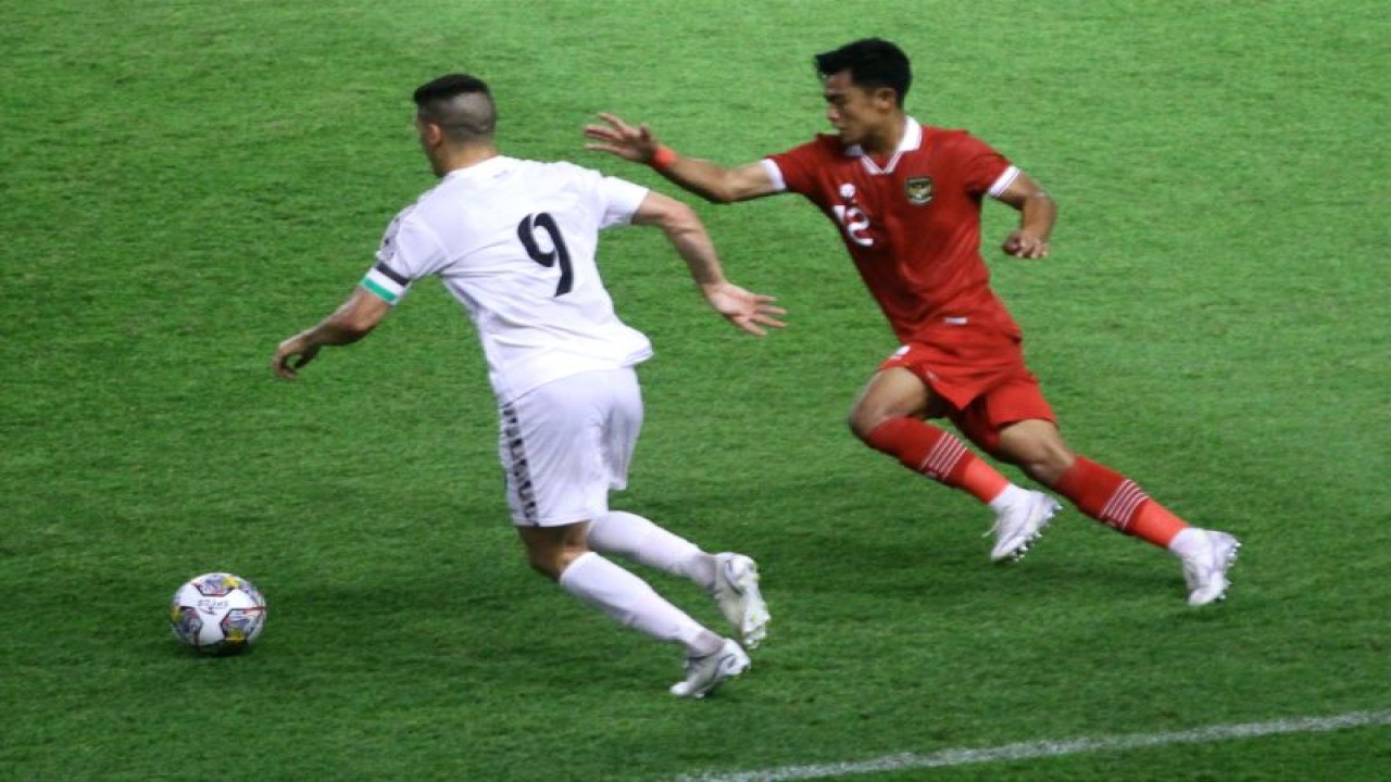 Pemain Timnas Indonesia Pratama Arhan (kanan) bsrusaha mengejar bola yang dibawa oleh pemain Timnas Palestina Tamer Seyam (kiri) saat laga FIFA matchday di Stadion Gelora Bung Tomo Surabaya, Rabu (14/6/2023) malam. (ANTARA/Moch Asim)
