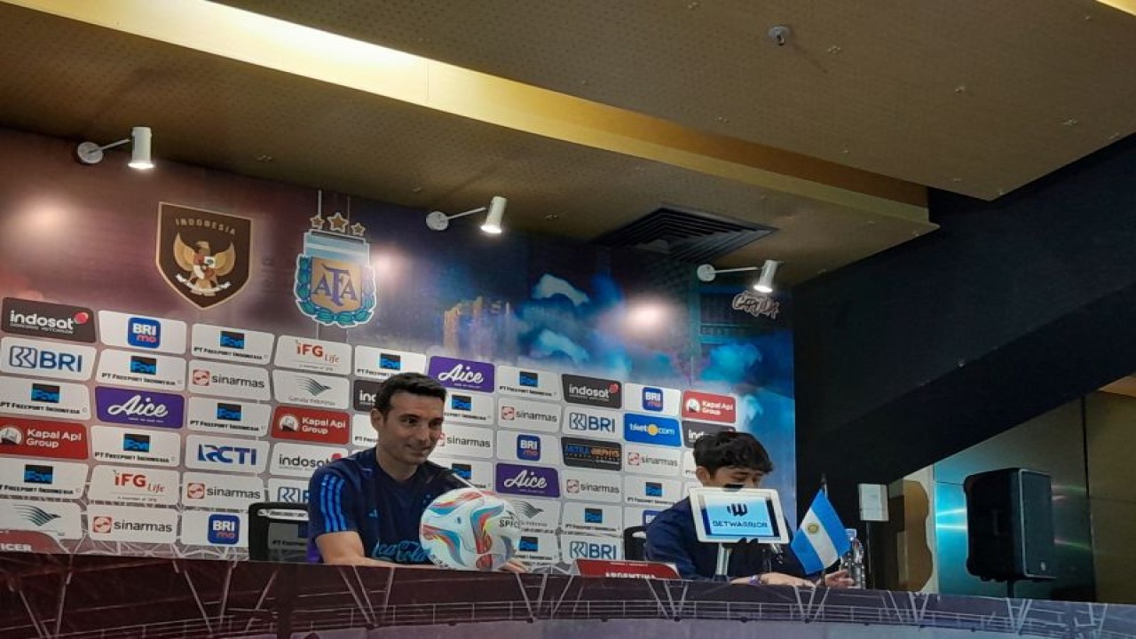 Pelatih tim nasional Argentina Lionel Scaloni dalam konferensi pers menjelang laga di ruang konferensi pers stadion Gelora Bung Karno, Jakarta, Minggu (18/6/2023). (ANTARA/FAJAR SATRIYO)