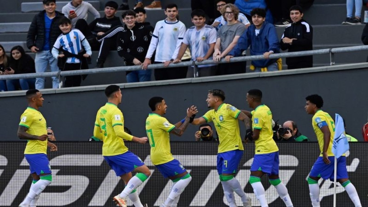 Selebrasi penyerang Brasil Marcos Leonardo (ketika kanan) dengna rekan setimnya setelah mencetak gol lawan Tunisia dalam pertandingan babak 16 besar Piala Dunia U-20 di Estadio Ciudad de La Plata pada 01 Juni 2023. ANTARA/AFP/LUIS ROBAYO