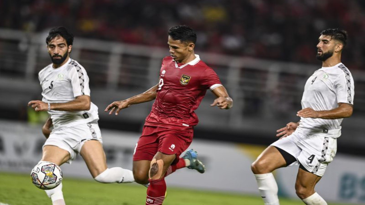 Pemain Timnas Indonesia Muhammad Dimas Drajad (tengah) melewati pemain Timnas Palestina Mohammed Saleh (kiri) dan Yaser Hamed (kanan) pada pertandingan FIFA Matchday antara Timnas Indonesia melawan Timnas Palestina di Stadion Gelora Bung Tomo, Surabaya, Jawa Timur, Rabu (14/6/2023). Laga tersebut berakhir seri 0-0. ANTARA FOTO/Muhammad Adimaja/foc.