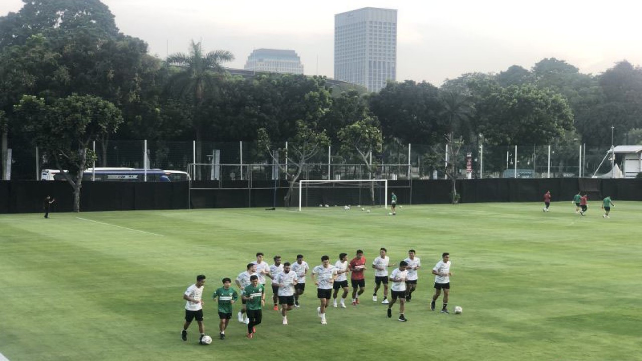 Para pemain timnas Indonesia ketika mebgikuti latihan perdana jelang melawan Argentina pada 19 Juni nanti di Lapangan A GBK, Kamis (15/6/2023). (ANTARA/Zaro Ezza Syachniar)