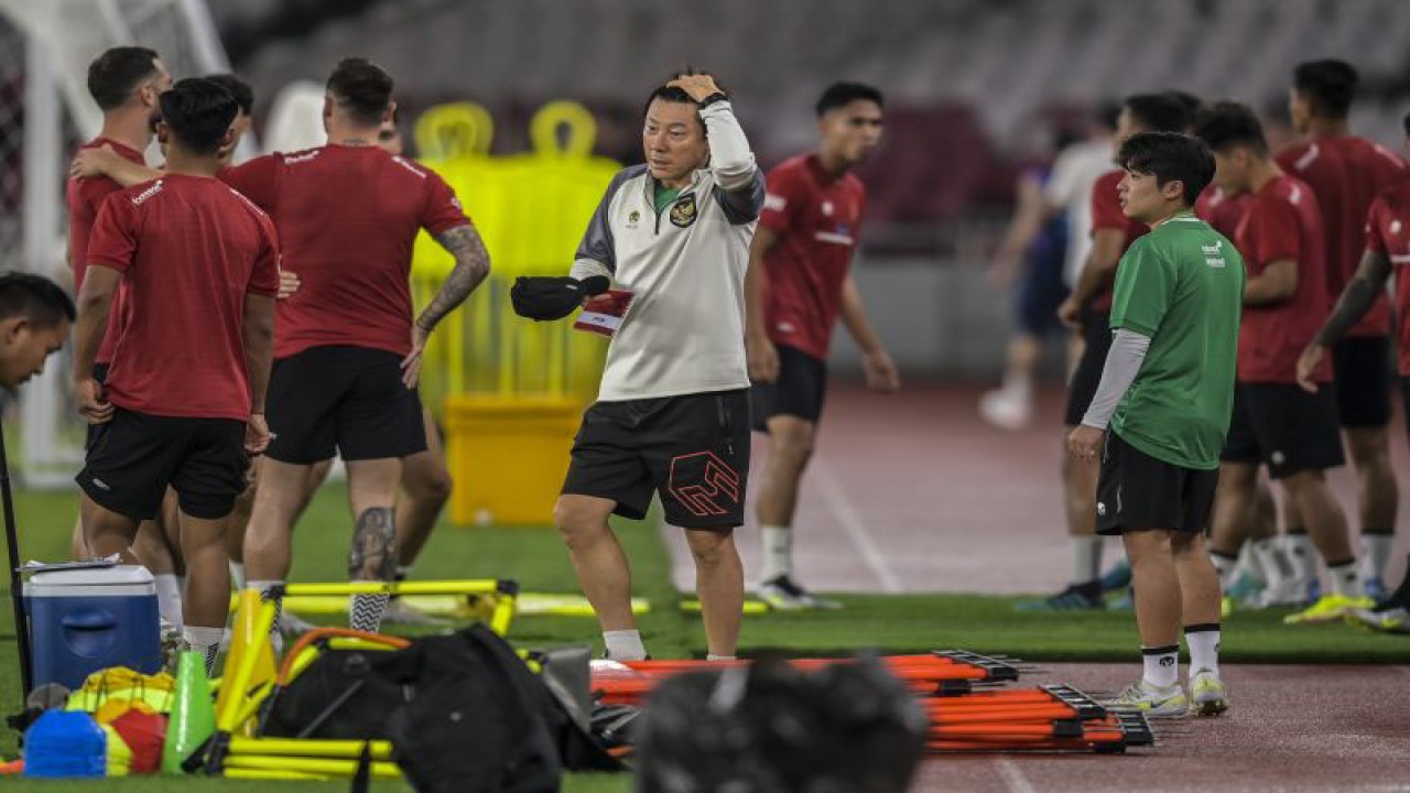 Pelatih Timnas Indonesia Shin Tae-yong saat memimpin sesi latihan di Stadion Utama Gelora Bung Karno, Jakarta, Minggu (18/6/2023). (ANTARA FOTO/Galih Pradipta/YU)