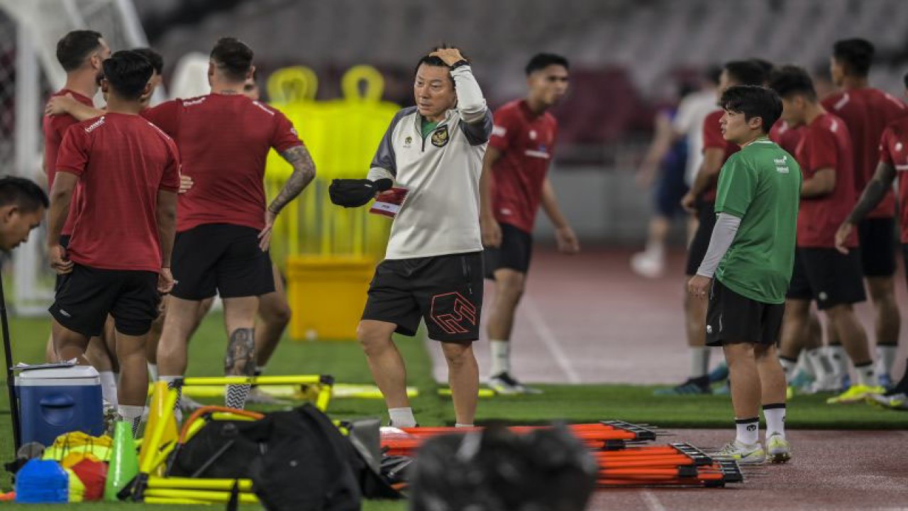 Pelatih Timnas Indonesia Shin Tae-yong saat memimpin sesi latihan di Stadion Utama Gelora Bung Karno, Jakarta, Minggu (18/6/2023). . ANTARA FOTO/Galih Pradipta/YU (ANTARA FOTO/GALIH PRADIPTA)