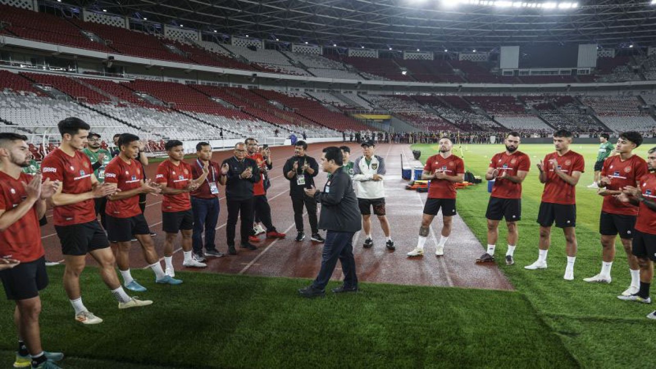 Ketua PSSI Erick Thohir memberi arahan kepada pemain Timnas Indonesia disela sesi latihan di Stadion Utama Gelora Bung Karno, Jakarta, Minggu (18/6/2023). ANTARA FOTO/Dhemas Reviyanto/YU