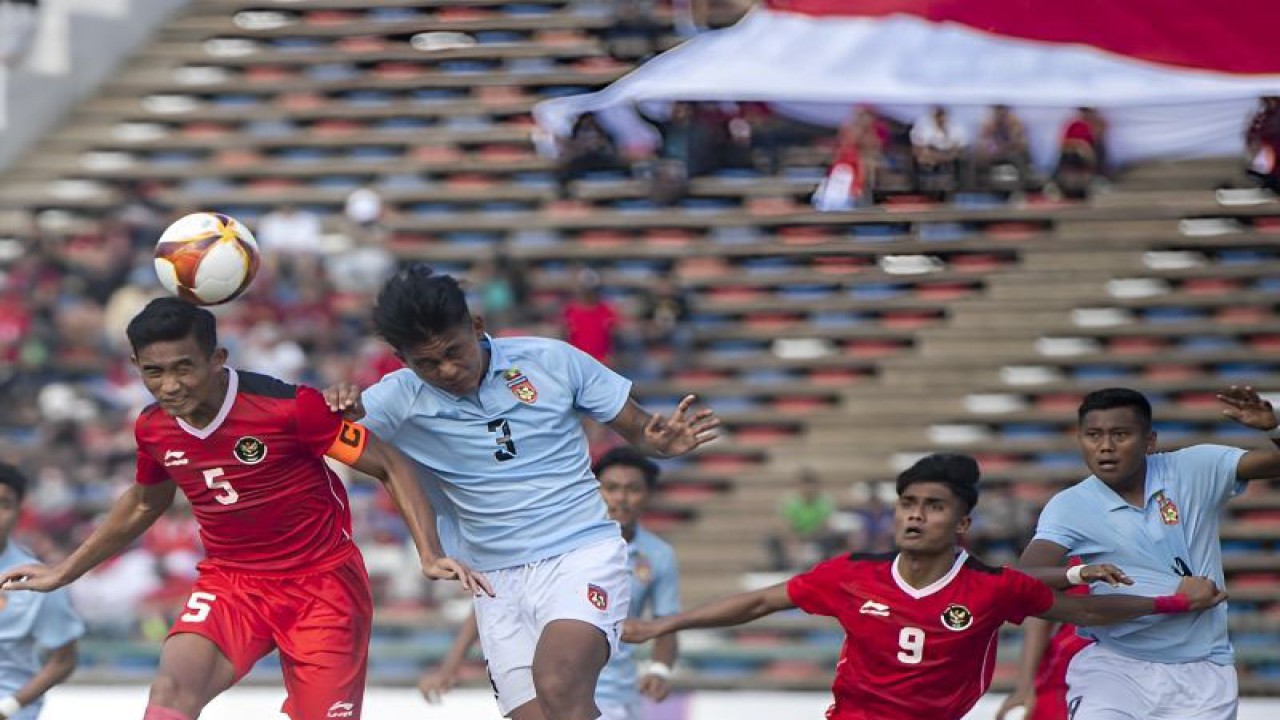 Arsip - Pemain Timnas Indonesia U-22 Rizky Ridho (kiri) berebut bola dengan pemain Timnas Myanmar Thet Hein Soe (kedua kiri) saat pertandingan Grup A Sepak Bola SEA Games 2023 di National Olympic Stadium, Phnom Penh, Kamboja, Kamis (4/5/2023). (ANTARA FOTO/M Agung Rajasa/hp.)