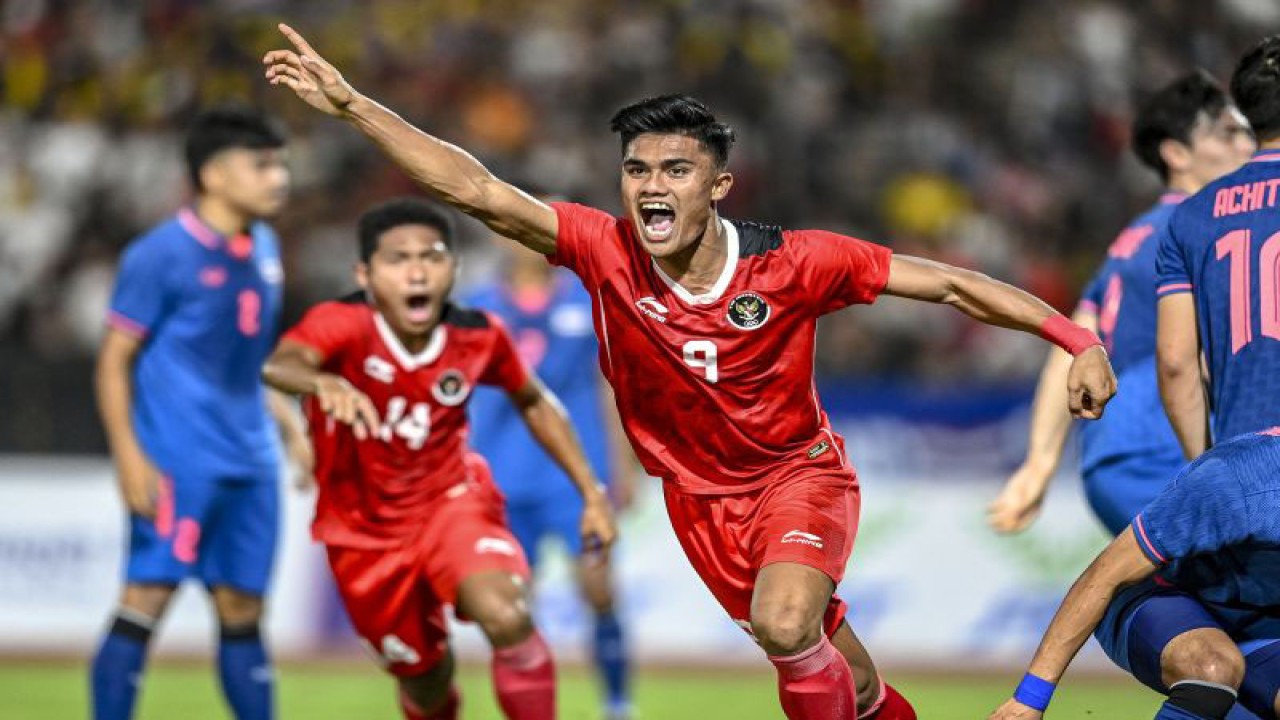 Arsip - Pesepak bola Timnas Indonesia U-22 Muhammad Ramadhan Sananta berselebrasi usai menjebol gawang Thailand pada pertandingan Final Sepak Bola SEA Games 2023 di National Olympic Stadium, Phnom Penh, Kamboja, Selasa (16/5/2023). Indonesia berhasil meraih medali emas usai mengalahkan Thailand 5-2. ANTARA FOTO/Muhammad Adimaja/foc.