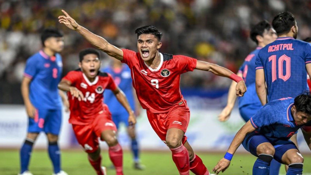 Pesepak bola Timnas Indonesia U-22 Muhammad Ramadhan Sananta berselebrasi usai menjebol gawang Thailand pada pertandingan Final Sepak Bola SEA Games 2023 di National Olympic Stadium, Phnom Penh, Kamboja, Selasa (16/5/2023). ANTARA FOTO/Muhammad Adimaja/rwa. (ANTARA FOTO/MUHAMMAD ADIMAJA)