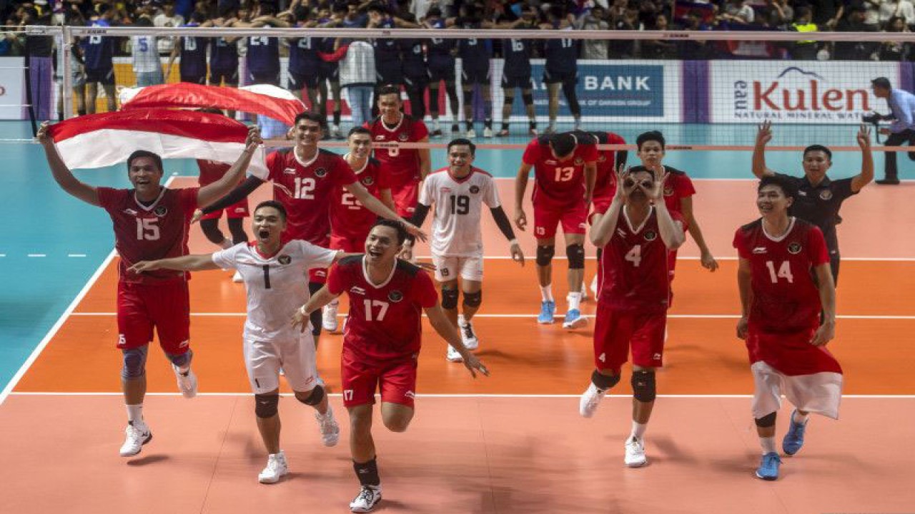 Ilustrasi - Timnas voli putra Indonesia melakukan selebrasi usai mengalahkan Timnas voli putra Kamboja pada final voli SEA Games 2023 di Phnom Penh, Kamboja, Senin (8/5/2023). Timnas voli putra Indonesia berhasil meraih medali emas usai menang dengan skor 25-21, 25-10, dan 25-15. ANTARA FOTO/Muhammad Adimaja/tom. (ANTARA FOTO/MUHAMMAD ADIMAJA)