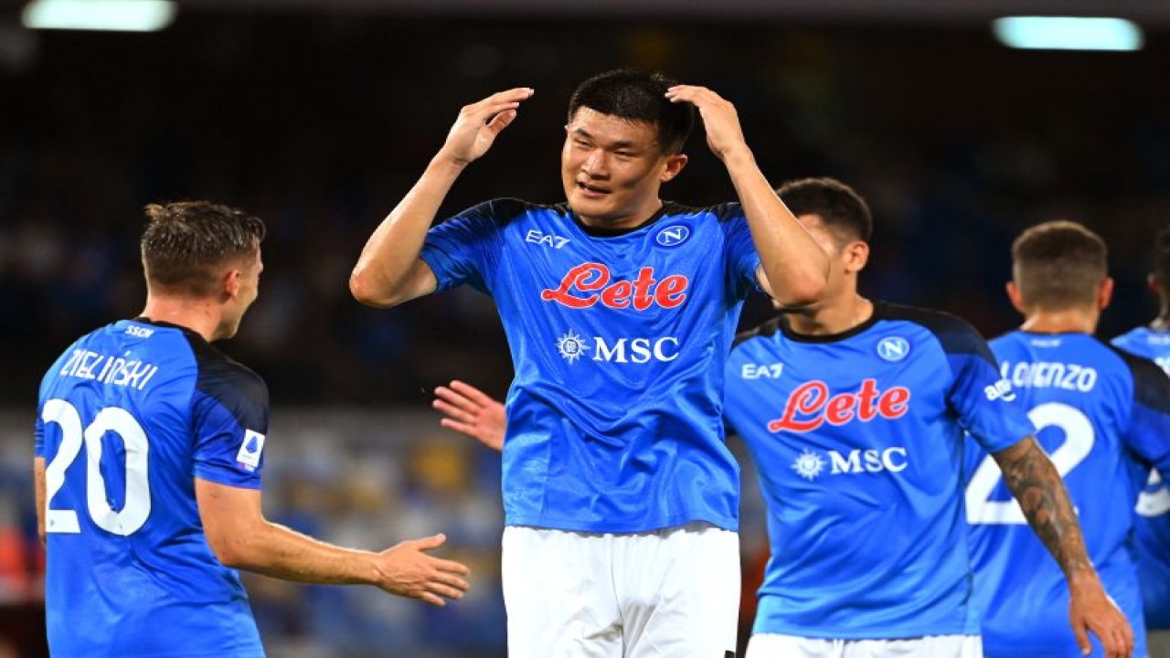 Kim Min-jae (tengah) melakukan selebrasi ketika mencetak gol untuk Napoli ke gawang Monza dalam pertandingan Serie A Liga Italia di Diego-Maradona Stadium di Naples pada 21 Agustus 2022. (ANTARA/AFP/ALBERTO PIZZOLI)