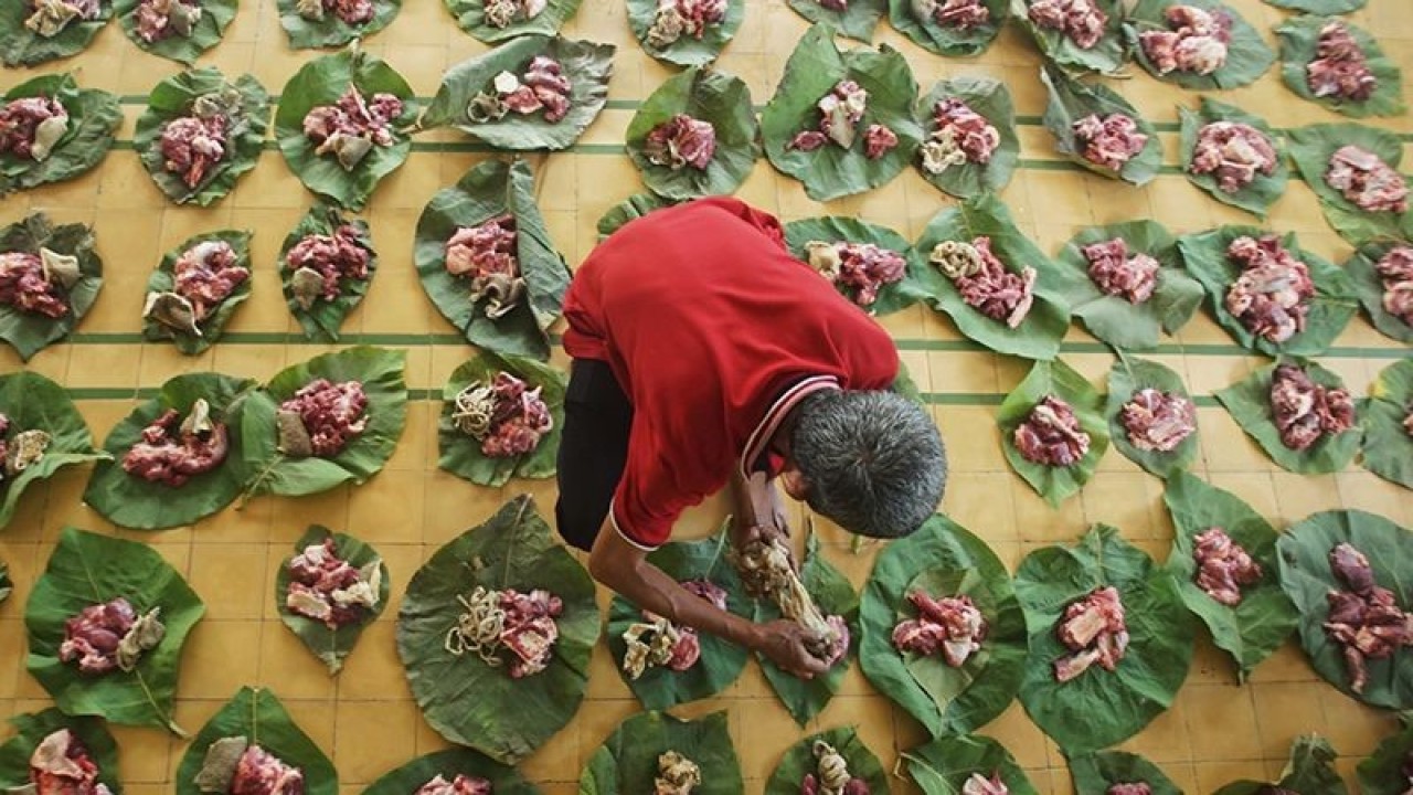 Ilustrasi - Umat muslim menata daging kurban di atas daun jati sebelum didistribusikan saat perayaan Idul Adha di Yogyakarta. (Antara Foto/Andreas Fitri Atmoko)