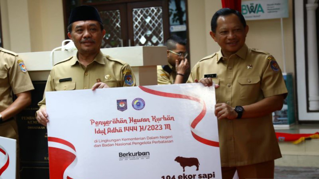 Menteri Dalam Negeri (Mendagri) Muhammad Tito Karnavian menyerahkan sebanyak 104 sapi untuk Idul Adha di Halaman Masjid An-Nuur Kemendagri, Jakarta, Senin (26/6/2023). ANTARA/HO-BSKDN Kemendagri