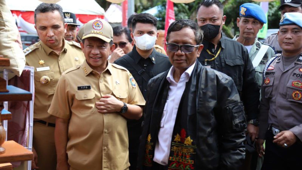 Mendagri Tito Karnavian dan Menkopolhukam Mahfud MD (Antara/DedyAzis)