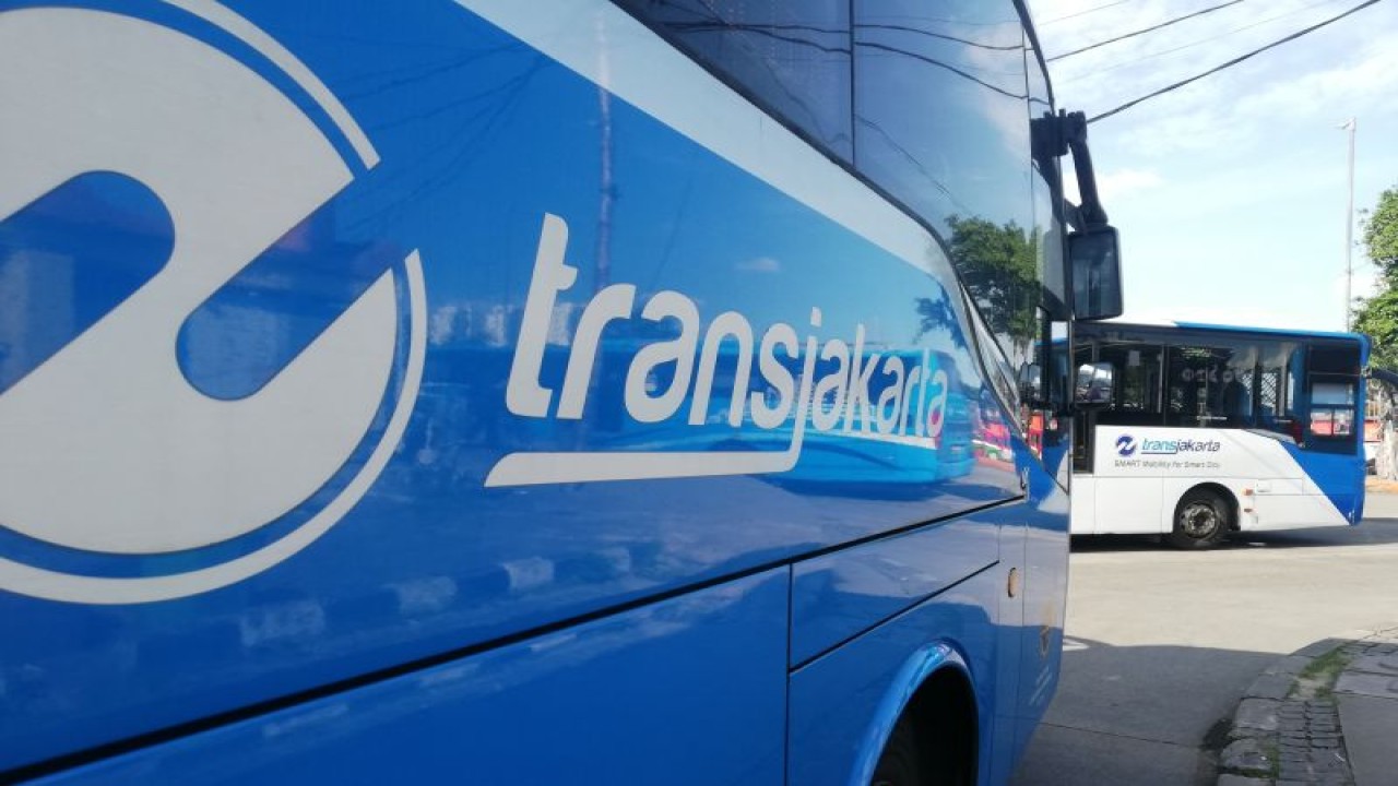 Deretan armada bus Trans Jakarta di Terminal Kalideres Jakarta, Minggu (8/5/2022). (ANTARA/Zuhdiar Laeis)