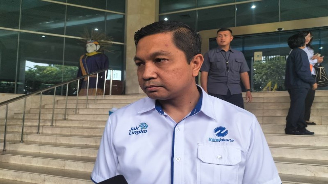 Direktur Operasional dan Keselamatan PT TransJakarta, Daud Joseph saat ditemui di kantor DPRD DKI Jakarta, Rabu (7/6/2023). ANTARA / Walda