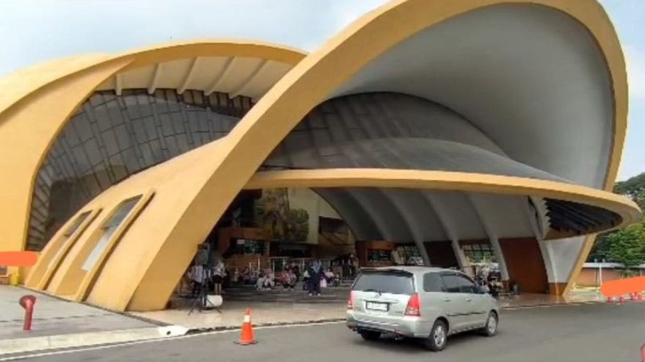 Jumlah pengunjung memadati objek wisata Taman Mini Indonesia Indah (TMII) pada libur Hari Lahir Pancasila, Jakarta Timur, Kamis (1/6/2023). ANTARA/Syaiful Hakim