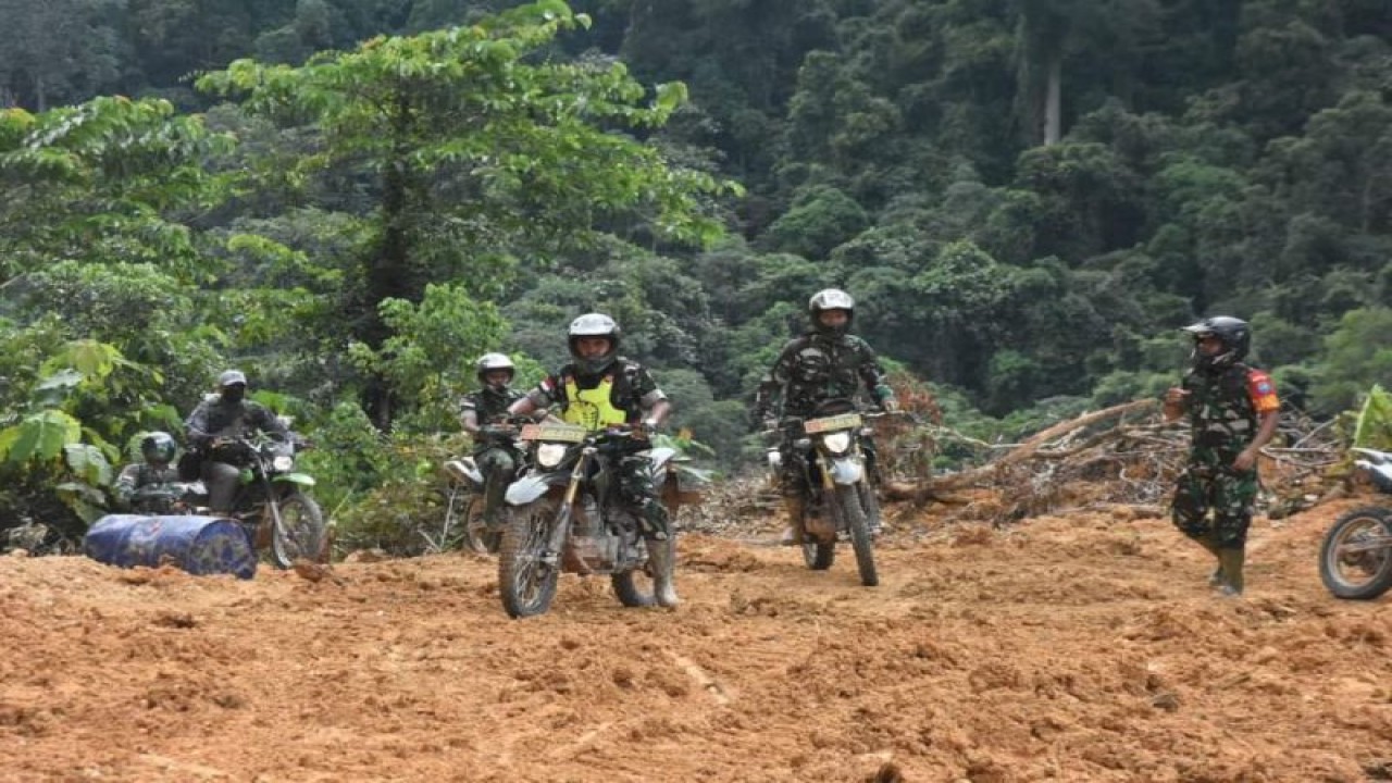 Danrem 121/Abw Brigjen TNI Pribadi Jatdmiko menempuh jalan ekstrim dan melintasi sungai menuju Desa Kareho, Kecamatan Putussibau Selatan daerah pedalaman, di Kabupaten Kapuas Hulu, Provinsi Kalimantan Barat. ANTARA/HO-Pendim 1206/Psb (Teofilusianto Timotius)
