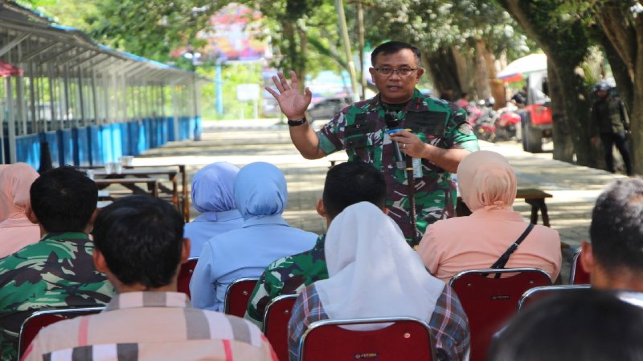 Komandan Lanud Silas Papare Marsma TNI M Dadan Gunawan saat menyampaikan sambutan pada peresmian lapak 43 UMKM di Sentani, Selasa (27/6/2023). (ANTARA/HO-Humas Lanud Silas Papare)