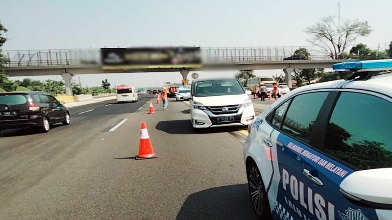 Penerapan contraflow di jalan Tol Jakarta-Cikampek, Kamis (1/6/2023). ANTARA/HO-PT Jasa Marga.