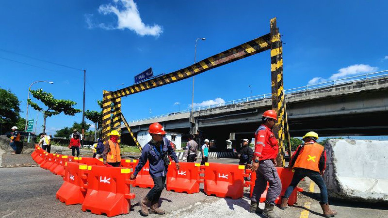 Petugas memasang pembatas jalan menuju bawah jembatan Tol Kaligawe, Kota Semarang, Kamis. ANTARA/ I.C.Senjaya.
