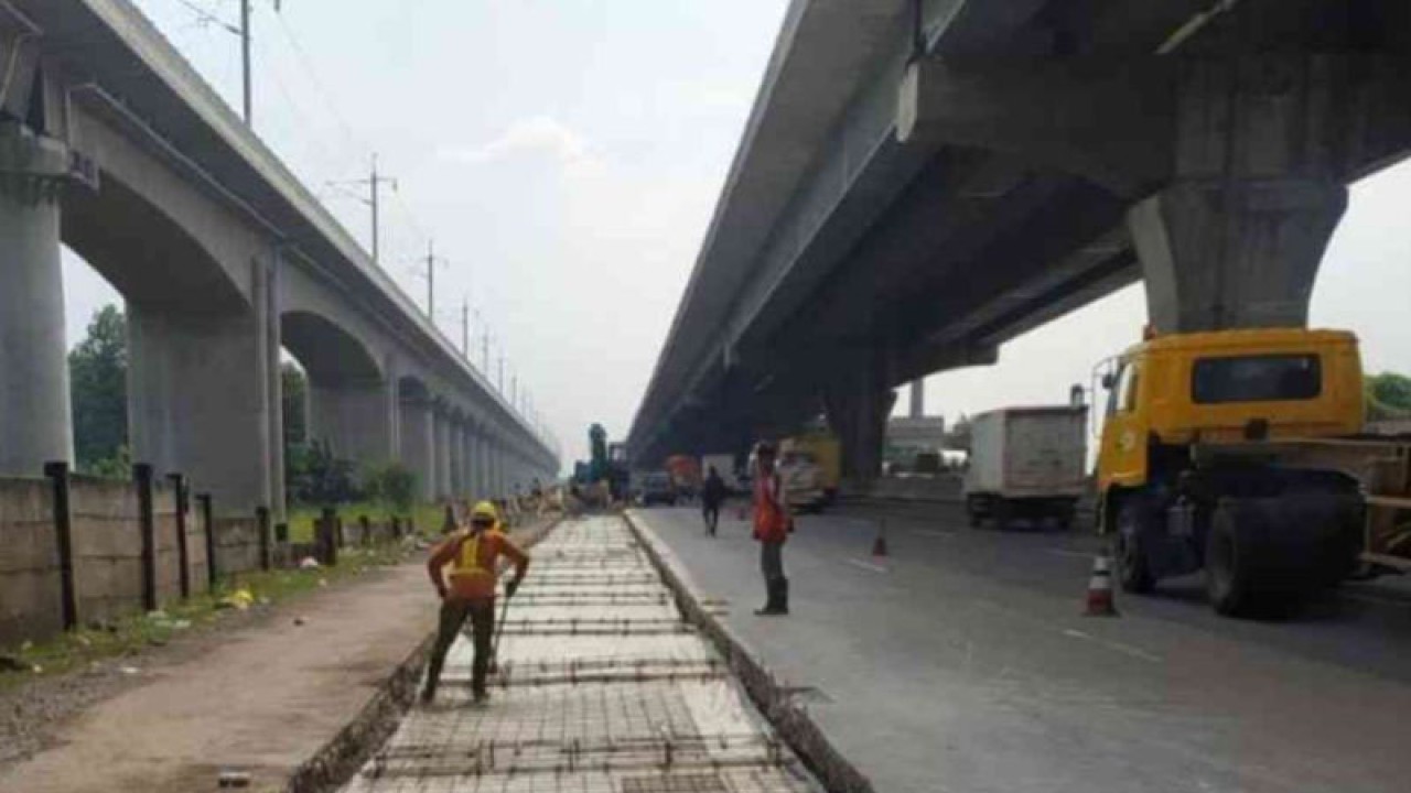 Pekerja melakukan perbaikan jalan di Ruas Tol Jakarta-Cikampek. ANTARA/Pradita Kurniawan Syah